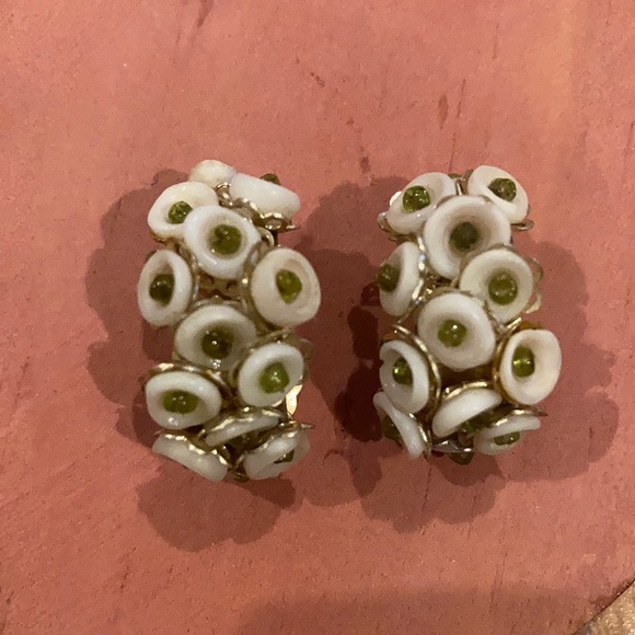 Vintage Hong Kong Clip ons earrings - Picture 1 of 4